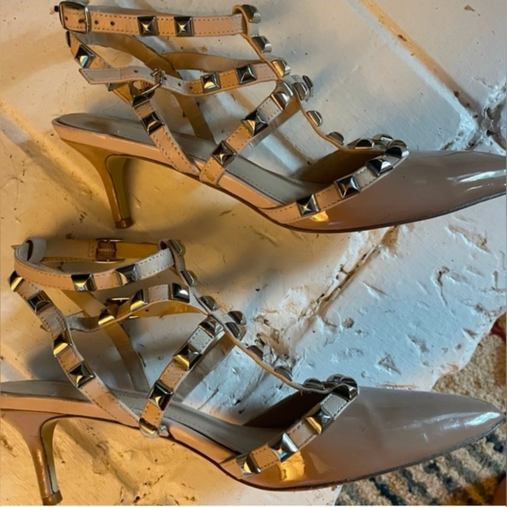 BCBGeneration Nude Patent Leather Studded Kitten Heels Size 7.5M $135 EUC - Picture 5 of 7